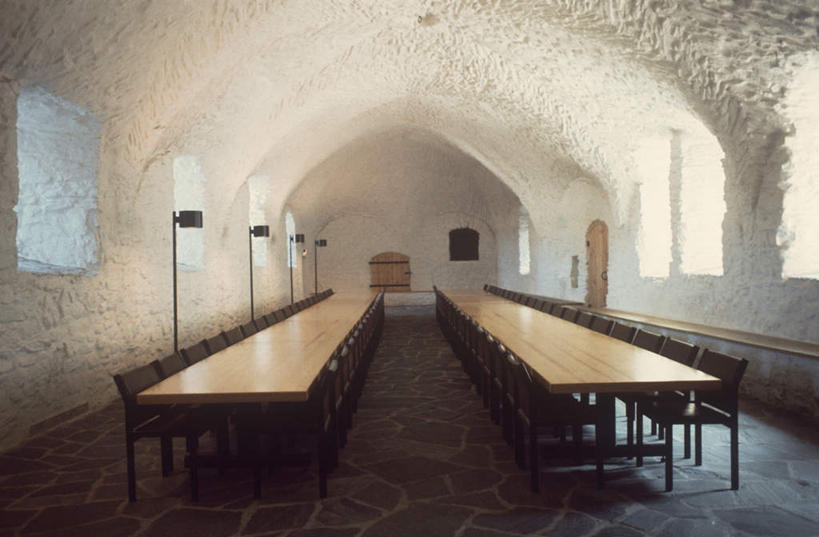 无人,横图,室内,白天,正面,旅游,度假,名胜古迹,桌子,标志建筑,地标,建筑,椅子,欧洲,芬兰,许多,遗迹,木椅,墙,古迹,文物,娱乐,建设,书桌,古建筑,墙壁,墙面,排列,课桌,享受,休闲,旅游胜地,放松,北欧,古文明,摆列,芬兰共和国,彩图,萨翁林纳,萨翁林纳城堡,布列,分列