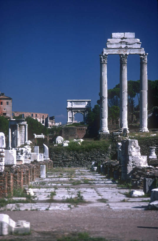 无人,竖图,室外,白天,正面,旅游,度假,名胜古迹,标志建筑,地标,建筑,意大利,欧洲,阴影,遗迹,光线,影子,古迹,文物,娱乐,建设,古建筑,蓝色,蓝天,天空,阳光,天,享受,休闲,旅游胜地,放松,晴朗,拉齐奥,南欧,古文明,古罗马广场,万里无云,意大利共和国,拉齐奥大区,古罗马市场,露天博物馆,晴空,晴空万里,彩图