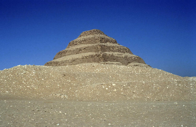 无人,横图,室外,白天,仰视,旅游,度假,名胜古迹,沙漠,地标,非洲,埃及,阴影,遗迹,光线,三角形,影子,古迹,历史,文物,娱乐,古建筑,蓝色,蓝天,天空,阳光,天,享受,休闲,旅游胜地,金字塔,放松,晴朗,陵墓,古埃及,古文明,北非,萨卡拉,万里无云,古代七大奇迹,阿拉伯埃及共和国,金字塔之国,棉花之国,方锥形,阿非利加洲,阶梯金字塔,塞加拉,圣卡拉梯形金字塔,大漠,砂漠,晴空,晴空万里,彩图,低角度拍摄,标志性建筑