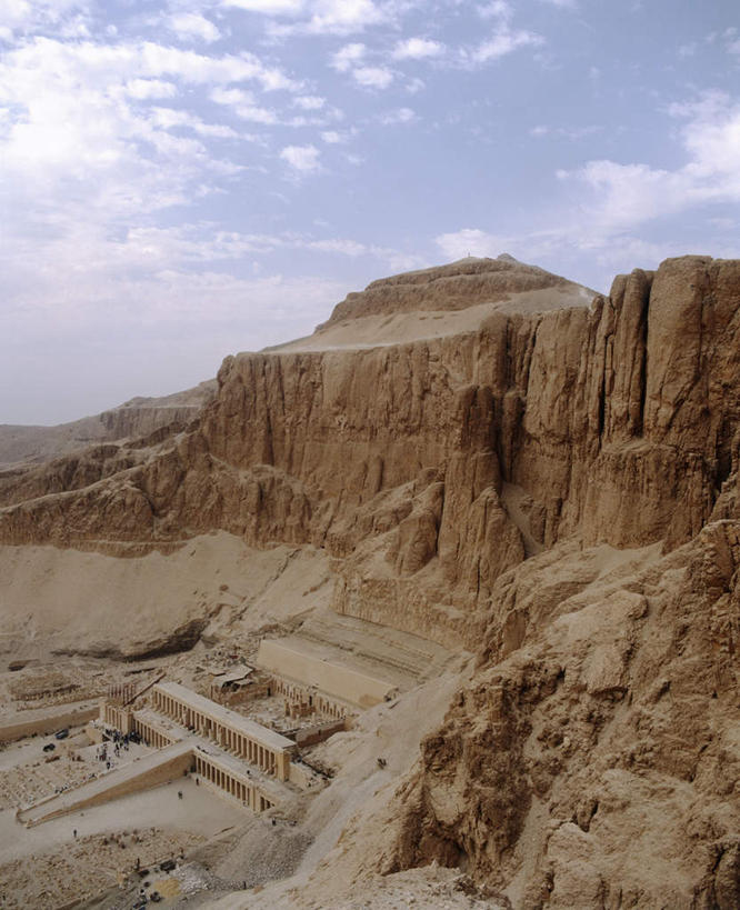 无人,竖图,俯视,室外,白天,旅游,度假,石头,名胜古迹,沙漠,山,山脉,标志建筑,地标,建筑,非洲,埃及,阴影,遗迹,光线,石子,影子,山峰,云,云朵,山峦,云彩,古迹,文物,娱乐,建设,古建筑,蓝色,白云,蓝天,天空,阳光,群山,天,享受,休闲,墓地,旅游胜地,放松,晴朗,坟墓,陵墓,古埃及,坟场,古文明,北非,阿拉伯埃及共和国,金字塔之国,棉花之国,阿非利加洲,底比斯,百门之都,大漠,砂漠,石块,岩石,晴空,彩图,高角度拍摄