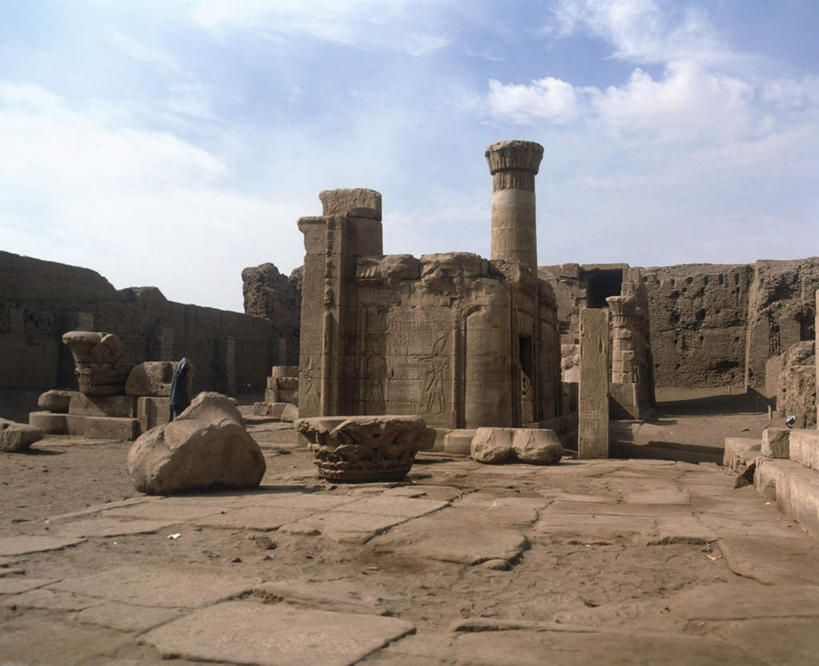 无人,横图,室外,白天,正面,旅游,度假,名胜古迹,标志建筑,地标,建筑,非洲,埃及,许多,阴影,遗迹,光线,影子,柱子,云,云朵,云彩,古迹,文物,娱乐,建设,古建筑,排列,蓝色,白云,蓝天,天空,阳光,天,享受,休闲,旅游胜地,放松,晴朗,古埃及,古文明,北非,阿拉伯埃及共和国,金字塔之国,棉花之国,阿非利加洲,摆列,埃德富,埃德富神庙,荷鲁斯神殿,晴空,彩图,布列,分列