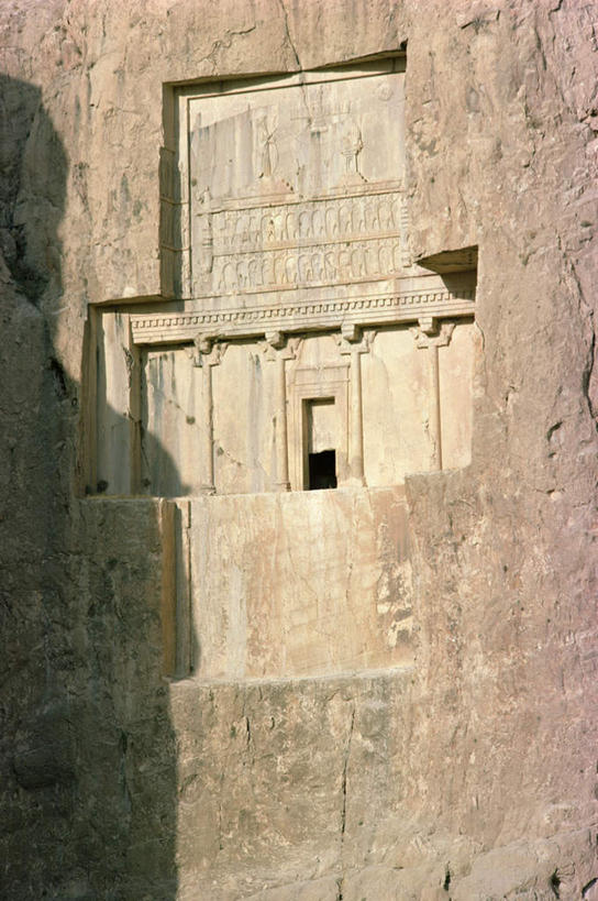 无人,竖图,室外,白天,正面,旅游,度假,名胜古迹,标志建筑,地标,建筑,伊朗,亚洲,阴影,遗迹,光线,影子,墙,古迹,文物,娱乐,建设,古建筑,墙壁,墙面,阳光,享受,休闲,墓地,旅游胜地,放松,坟墓,陵墓,西亚,坟场,古文明,伊朗伊斯兰共和国,彩图