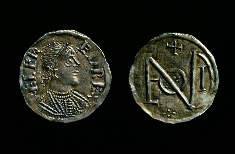 西方人,脸,头,脸颊,一个人,无人,横图,室内,特写,白天,正面,钱,欧洲,欧洲人,仅一个男性,仅一个人,仅一个中年男性,阴影,黑色背景,花纹,光线,钱币,影子,注视,两个,观察,看,金融,摄影,影棚,经济,观看,察看,国王,草本,关注,流通,贸易,月桂叶,香叶,天竺桂,香桂叶,桂叶,阿尔弗雷德,阿尔弗雷德大帝,阿佛列大帝,艾尔弗雷德,艾尔弗雷德大帝,英格兰国王,货币,现金,硬币,月桂,男人,男性,中年男性,白种人,头部,脸部,脸蛋,面部,彩图,影棚拍摄,拍摄