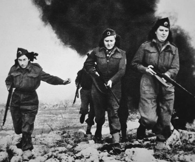 西方人,无人,伙伴,朋友,走,横图,照片,室外,白天,正面,制服,锻炼,友谊,合作,团队,竞争,石头,雾,欧洲,欧洲人,对抗,握,阴影,朦胧,模糊,冲突,光线,枪支,石子,影子,地平线,辽阔,地面,许多人,训练,拿,拿着,注视,破坏,衣服,蓝色,蓝天,天空,天,观察,看,一群人,广阔,武器,战略,战争,握着,摄影,手枪,晴朗,观看,军人,一望无际,损坏,迷雾,察看,军装,攻击,练习,威胁,对立,关注,矛盾,兵器,延伸,军服,防御,枪械,万里无云,天地相交,弹夹,敌对,挫败,斗争,抗拒,抗衡,联合,合谋,杀伤,威慑,无边无际,一马平川,子弹夹,配合,危险,协作,年轻女性,女人,女性,白种人,相片,石块,岩石,大雾,晴空,晴空万里,步行,散步,走路,彩图,全身,拍摄,照相