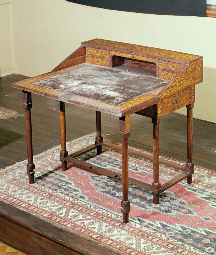 无人,竖图,俯视,室内,白天,绘画,地板,桌子,油画,北京,中国,亚洲,阴影,艺术,光线,影子,墙,地面,首都,古典,文化,书桌,木地板,墙壁,墙面,一个,白色,课桌,工艺品,品味,单个,美术,高雅,东亚,中华人民共和国,北京市,京,北平,华北地区,美学,地坛,地坛公园,方泽坛,彩图,高角度拍摄