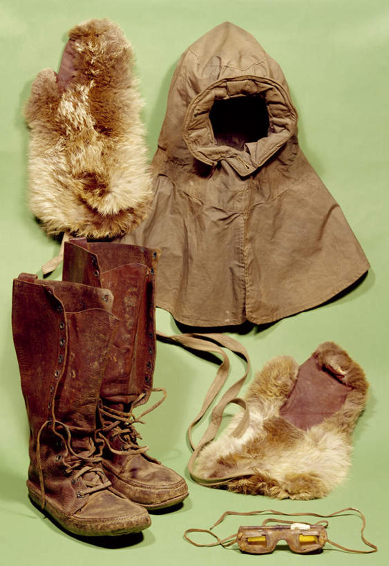 无人,竖图,室内,特写,白天,正面,运动服,安全,静物,帽子,鞋子,绿色背景,阴影,服装,艺术,光线,眼镜,影子,墙,防护,古典,文化,靴子,墙壁,墙面,衣服,工艺品,品味,摄影,服饰,影棚,护目镜,保护,美术,高雅,衣着,穿着,毛皮,牛仔靴,保险,美学,保全,周全,安稳,安定,棉帽,安全防护眼镜,衣饰,平安,彩图,影棚拍摄,拍摄,防护眼镜,运动装