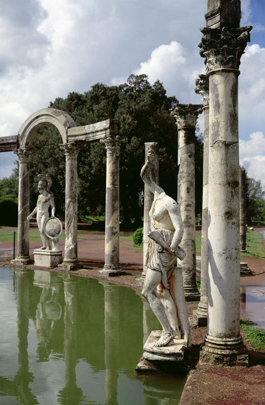 西方人,无人,两个人,站,竖图,室外,白天,侧面,民族服装,度假,草地,草坪,河流,石头,美景,水,植物,城市风光,城市,雕塑,意大利,欧洲,欧洲人,阴影,服装,艺术,装饰,光线,雕刻,雕像,石子,影子,柱子,河水,景观,水流,云,云朵,云彩,注视,娱乐,草,树,树木,衣服,蓝色,绿色,白云,倒影,蓝天,天空,阳光,自然,工艺品,天,观察,看,站着,享受,休闲,景色,放松,服饰,生长,晴朗,成长,观看,纪念,美术,察看,倒映,衣着,穿着,关注,南欧,主题,陈列,意大利共和国,功能,美学,衣饰,蒂沃利,反照,年轻女性,女人,女性,白种人,石块,晴空,站立,彩图,全身,传统服装,民俗服