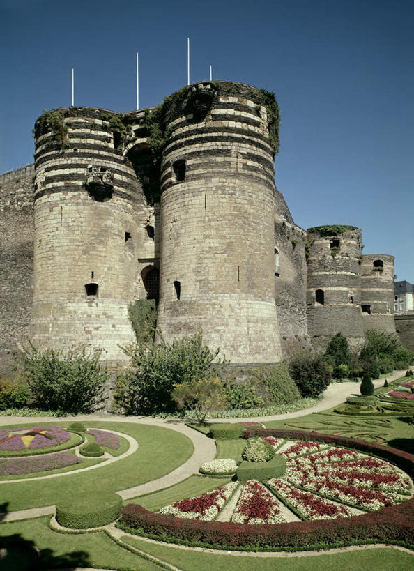 无人,竖图,室内,白天,正面,旅游,度假,绘画,草地,草坪,河流,名胜古迹,水,植物,标志建筑,地标,建筑,油画,法国,欧洲,阴影,遗迹,艺术,光线,影子,堡垒,城堡,河水,水流,古典,古迹,文化,文物,娱乐,建设,古建筑,草,树,树木,蓝色,绿色,蓝天,天空,阳光,自然,工艺品,天,品味,享受,休闲,旅游胜地,放松,生长,晴朗,成长,美术,高雅,要塞,古文明,万里无云,法兰西共和国,省会,美学,法兰西第五共和国,卢瓦尔河,罗亚尔河,昂热,设防,安茹,曼恩.卢瓦尔省,晴空,晴空万里,彩图