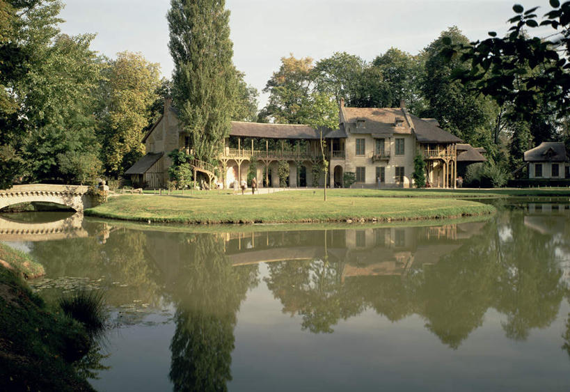 无人,家,横图,室内,白天,正面,旅游,度假,绘画,草地,草坪,湖,湖泊,美景,水,植物,别墅,油画,法国,欧洲,艺术,房屋,屋子,湖面,景观,水流,水面,公寓,古典,文化,娱乐,洋房,楼房,住宅,草,树,树木,蓝色,绿色,蓝天,天空,自然,工艺品,湖水,天,品味,享受,休闲,景色,放松,生长,晴朗,成长,美术,高雅,镜面,自然风光,万里无云,法兰西共和国,凡尔赛,省会,美学,法兰西第五共和国,法兰西岛,伊夫林省,法兰西岛大区,卫星城,晴空,晴空万里,彩图,房子