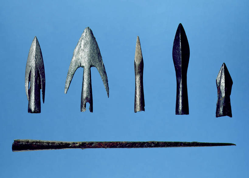 无人,横图,室内,特写,白天,正面,静物,金属制品,五个,一排,许多,蓝色背景,整齐,金属,箭头,排列,武器,战争,摄影,影棚,队列,兵器,远程,冷兵器,簇,矢,彩图,影棚拍摄,拍摄