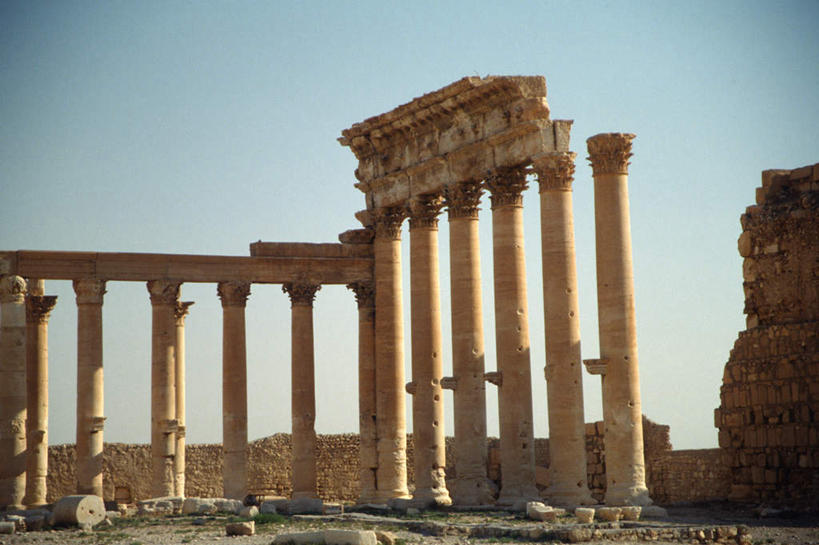 无人,横图,室外,白天,仰视,旅游,度假,石头,名胜古迹,标志建筑,地标,建筑,叙利亚,亚洲,一排,许多,阴影,遗迹,整齐,光线,石子,影子,柱子,墙,古迹,文物,娱乐,建设,古建筑,墙壁,墙面,排列,蓝色,蓝天,天空,阳光,天,享受,休闲,旅游胜地,放松,晴朗,队列,西亚,古文明,万里无云,阿拉伯叙利亚共和国,巴尔米拉,巴尔米拉古城,巴尔米拉遗址,贝尔神庙,石块,岩石,晴空,晴空万里,彩图,低角度拍摄