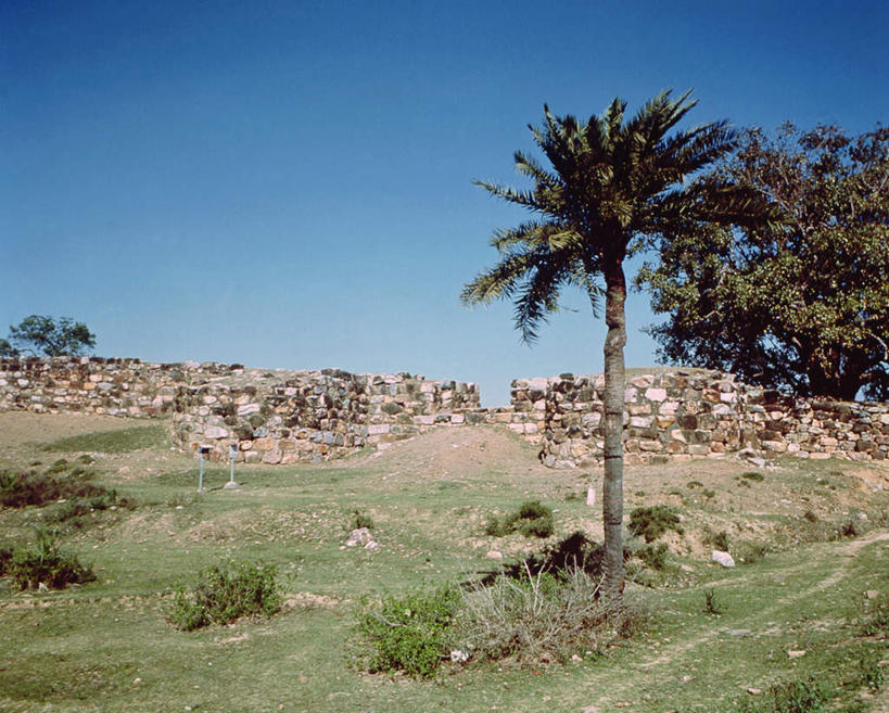 无人,横图,室内,白天,正面,旅游,度假,绘画,草地,草坪,石头,名胜古迹,植物,标志建筑,地标,建筑,油画,印度,亚洲,阴影,遗迹,艺术,光线,石子,影子,墙,古典,古迹,文化,文物,娱乐,建设,古建筑,墙壁,墙面,草,树,树木,蓝色,绿色,蓝天,天空,阳光,自然,工艺品,天,品味,享受,休闲,旅游胜地,放松,生长,晴朗,成长,美术,高雅,南亚,古文明,万里无云,印度共和国,美学,比哈尔邦,石块,岩石,晴空,晴空万里,彩图