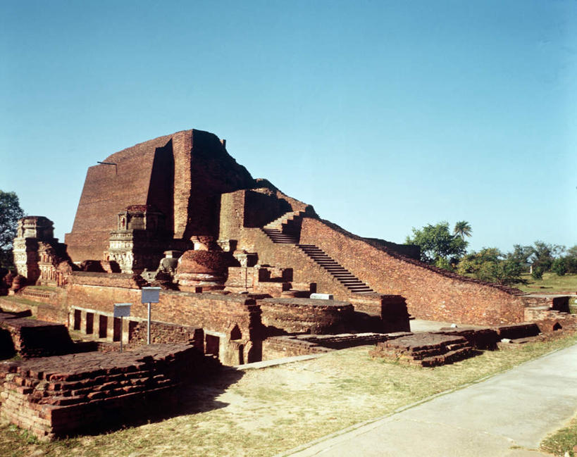 无人,横图,室内,白天,正面,旅游,度假,绘画,石头,名胜古迹,植物,标志建筑,道路,地标,建筑,路,油画,印度,亚洲,阴影,节日,遗迹,艺术,光线,石子,影子,墙,小路,交通,古典,古迹,文化,文物,娱乐,建设,古建筑,墙壁,墙面,树,树木,蓝色,绿色,蓝天,天空,阳光,自然,工艺品,天,品味,祈祷,享受,休闲,健康,旅游胜地,放松,许愿,宗教,信仰,生长,晴朗,成长,纪念,祈求,美术,高雅,基督教,天主教,修道院,南亚,信念,古文明,万里无云,印度共和国,美学,比哈尔邦,神学院,修院,隐修院,平安,石块,岩石,晴空,晴空万里,彩图