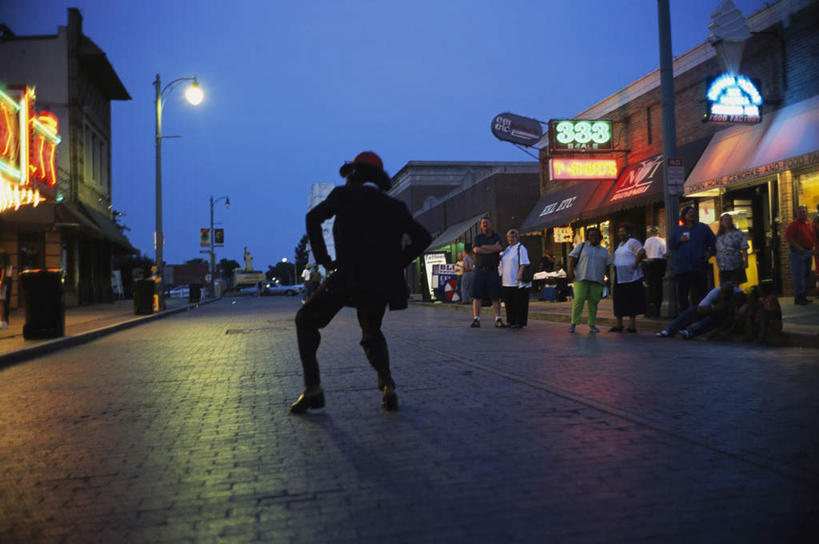 西方人,跳舞者,横图,室外,白天,跳舞,石头,道路,路,路灯,公路,帽子,照明,欧洲,欧洲人,石子,灯光,交通,许多人,礼帽,灯,背面,蓝色,蓝天,天空,天,一群人,晴朗,照亮,照明设备,舞姿,万里无云,男人,男性,年轻男性,年轻女性,女人,女性,白种人,石块,晴空,晴空万里,马路,舞蹈家,舞蹈演员,舞者,彩图,全身,舞蹈