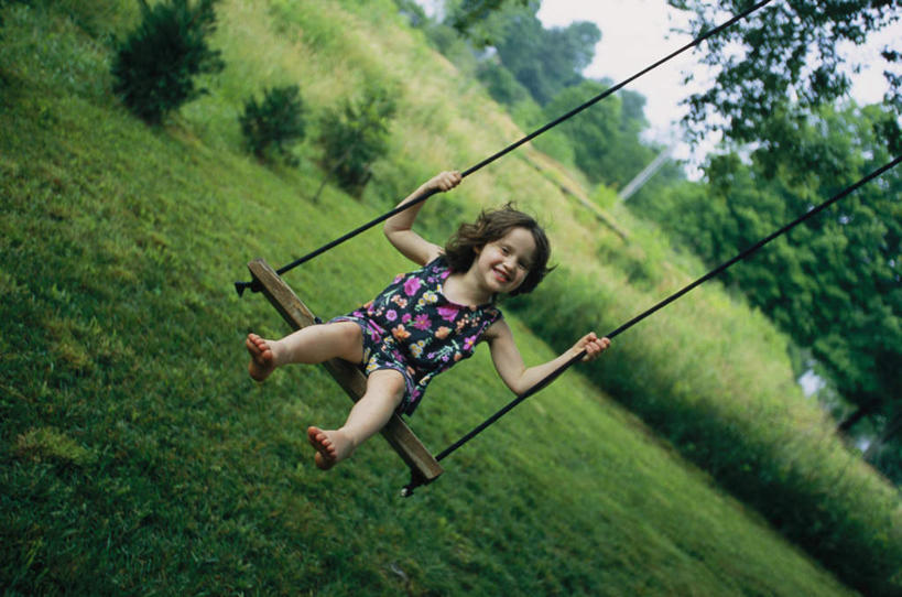 西方人,儿童,一个人,坐,笑,微笑,露齿笑,横图,室外,白天,正面,游戏,纯洁,草地,草坪,植物,欧洲,欧洲人,仅一个女性,仅一个人,摇摆,阴影,服装,光线,影子,云,云朵,玩,云彩,注视,休闲装,光脚,娱乐,草,树,树木,小孩,衣服,蓝色,绿色,白云,蓝天,天空,阳光,自然,秋千,天,荡秋千,观察,看,仅一个小孩,休闲,赤脚,休闲服,可爱,童年,童趣,服饰,生长,晴朗,成长,观看,活动,察看,关注,摇晃,童真,烂漫,无邪,天真,女孩,女人,女性,白种人,孩子,晴空,玩耍,嬉戏,坐着,彩图,全身,女生