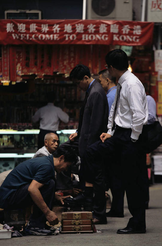 东方人,商务人士,商务男性,站,蹲,竖图,室外,白天,侧面,衬衫,亚洲,吊挂,悬挂,套装,标志,文字,字符,横幅,许多人,挂,注视,黄种人,标识,观察,看,站着,一群人,汉字,观看,察看,关注,中文,商务装,工薪阶层,双手抄兜,双手放兜,国文,华文,亚洲人,白领,上班族,插兜,蹲着,两手抄兜,两手放兜,手插兜,手放口袋,站立,彩图,全身,衬衣,手抄兜