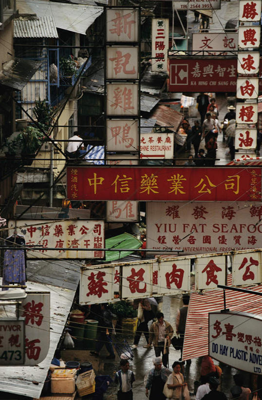 东方人,商店,竖图,室外,白天,正面,度假,美景,城市风光,城市,指示牌,香港,中国,亚洲,吊挂,悬挂,标志,文字,字符,景观,许多人,挂,黄种人,娱乐,标识,商铺,广告,一群人,享受,休闲,汉字,景色,放松,港,中文,东亚,香港特别行政区,港澳台,中华人民共和国,国文,华文,市肆,商号,亚洲人,半身,彩图,店铺