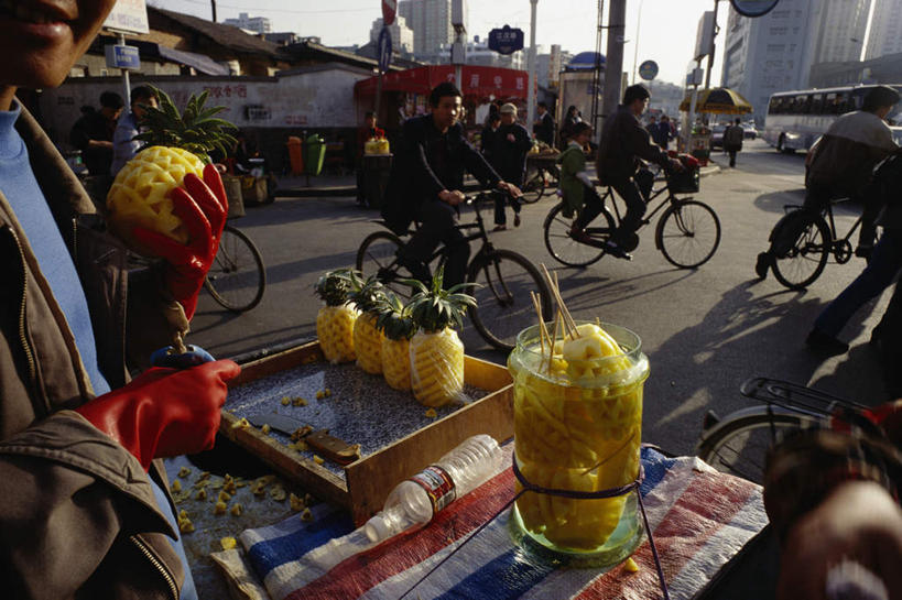 东方人,站,坐,笑,微笑,横图,俯视,室外,白天,街道,自行车,菠萝,水果,武汉,中国,亚洲,许多,握,阴影,新鲜,光线,罐子,影子,生食,食品,果实,许多人,拿,拿着,扭头,黄种人,车,脚踏车,玻璃制品,食物,黄色,阳光,玻璃瓶,瓶子,交通工具,驾驶,行驶,站着,转头,一群人,握着,有机食品,绿色食品,操纵,控制,载具,东亚,操控,湖北,湖北省,武汉市,中华人民共和国,省会,把持,华中地区,鄂,亚洲人,凤梨,站立,坐着,半身,彩图,高角度拍摄