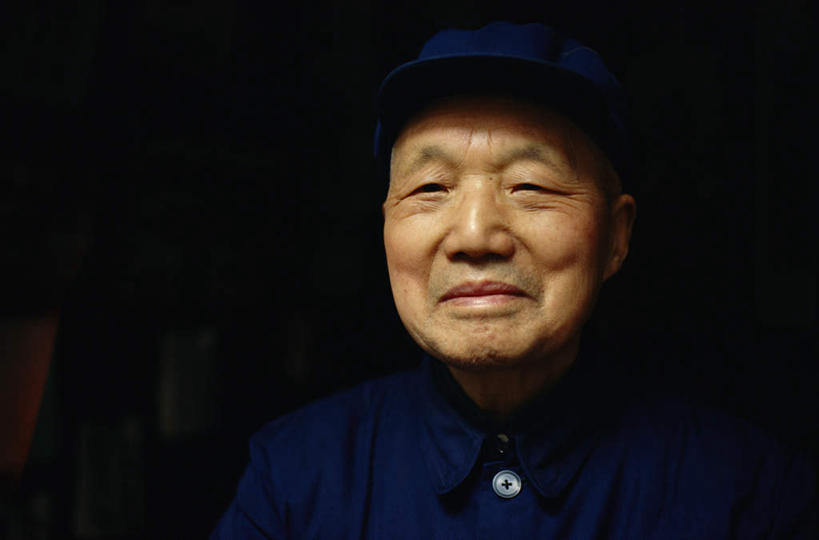 东方人,一个人,站,笑,微笑,横图,室外,白天,正面,亚洲,仅一个男性,仅一个人,仅一个中年男性,阴影,服装,光线,影子,青色,注视,休闲装,黄种人,衣服,阳光,观察,看,站着,休闲,休闲服,服饰,观看,察看,关注,男人,男性,中年男性,亚洲人,站立,半身,彩图