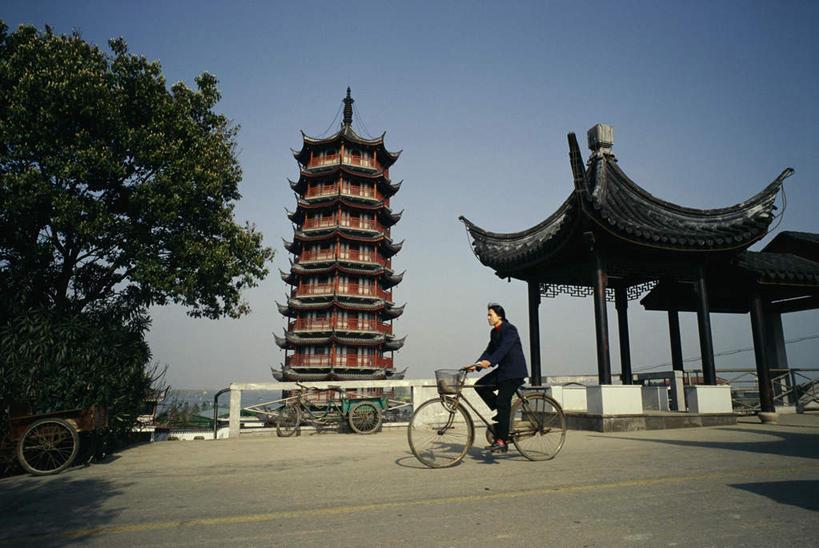 东方人,一个人,寺庙,坐,横图,室外,白天,仰视,植物,自行车,亚洲,仅一个男性,仅一个人,仅一个中年男性,阴影,节日,光线,影子,燃烧,黄种人,文化,车,脚踏车,树,树木,蓝色,绿色,蓝天,天空,阳光,自然,香火,庙宇,交通工具,天,驾驶,祈祷,行驶,健康,许愿,宗教,信仰,生长,晴朗,成长,纪念,操纵,祈求,控制,载具,操控,万里无云,把持,平安,男人,男性,中年男性,亚洲人,晴空,晴空万里,坐着,彩图,低角度拍摄,全身,庙,寺