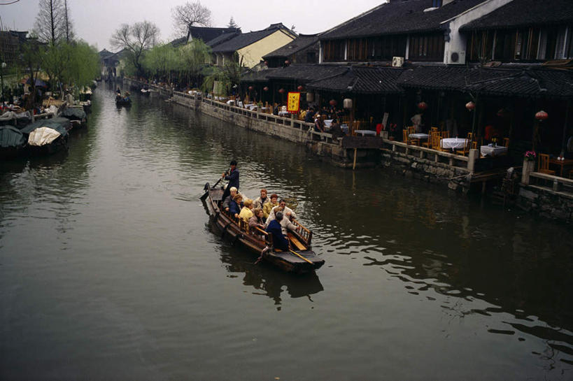 咖啡,东方人,栏杆,站,横图,俯视,室外,白天,度假,幸福,河流,美景,水,城市风光,城市,船,周庄,中国,亚洲,阴影,波纹,光线,影子,河水,景观,水流,围栏,木船,许多人,黄种人,娱乐,江苏,护栏,饮料,水纹,阳光,交通工具,波浪,驾驶,行驶,站着,一群人,享受,休闲,温馨,景色,放松,乐趣,操纵,控制,提神,舒适,舟,载具,醒脑,东亚,操控,江苏省,昆山,昆山市,周庄镇,中华人民共和国,华东地区,苏,软饮料,把持,中国第一水乡,鹿城,贞丰里,亚洲人,站立,半身,彩图,高角度拍摄