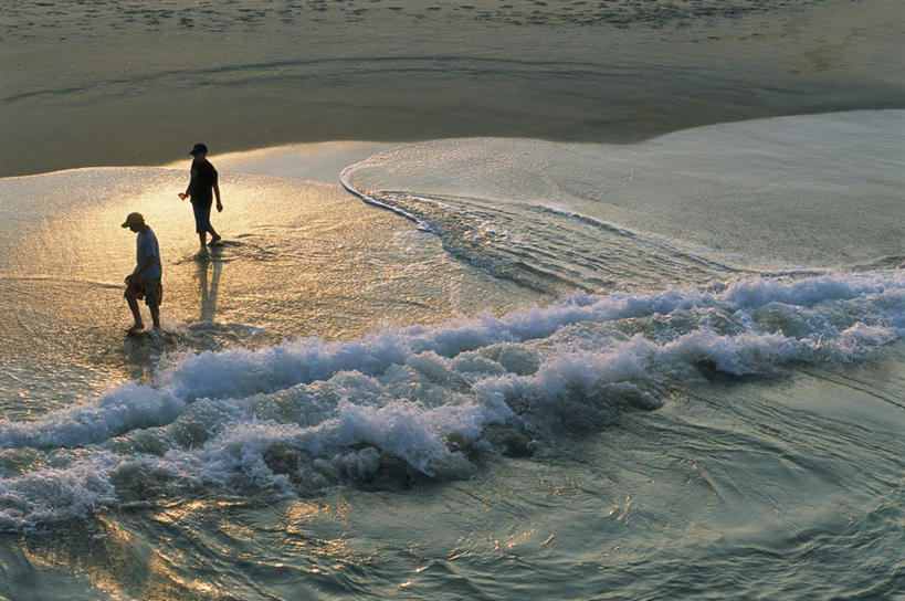 东方人,两个人,站,横图,俯视,室外,白天,旅游,度假,海浪,海洋,日落,水,亚洲,阴影,波纹,飞溅,溅,光线,液体,影子,浪花,水滴,晚霞,霞光,落日,黄种人,娱乐,水珠,水纹,阳光,海水,黄昏,波浪,站着,享受,休闲,彩霞,放松,喷洒,海景,夕照,男人,男性,年轻男性,亚洲人,大海,风浪,海,海水的波动,近岸浪,涌浪,夕阳,站立,彩图,高角度拍摄,全身,斜阳