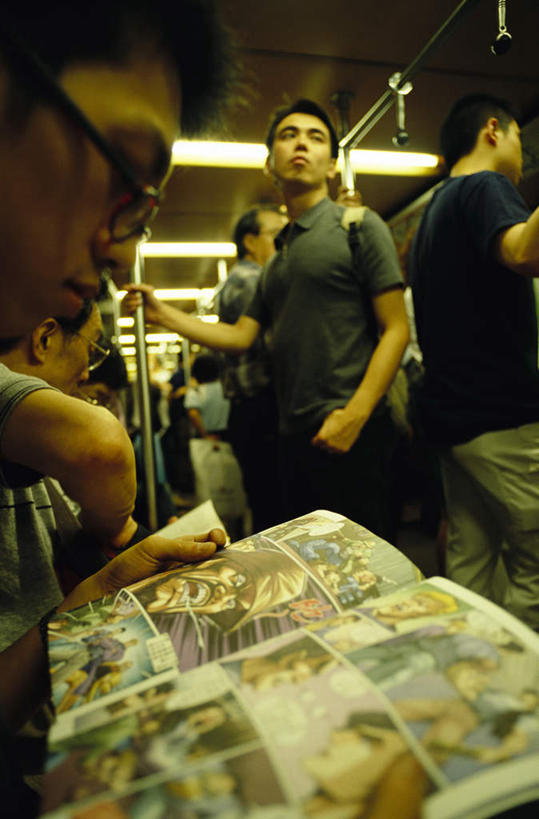 东方人,站,坐,竖图,室内,白天,正面,地铁,书籍,亚洲,握,阴影,服装,反射,眼镜,影子,轨道交通,许多人,拿,拿着,注视,休闲装,黄种人,衣服,观察,看,站着,一群人,休闲,休闲服,握着,服饰,观看,察看,关注,近视眼镜,亚洲人,书,图书,站立,坐着,半身,彩图,地铁机动车,地下铁,轻轨