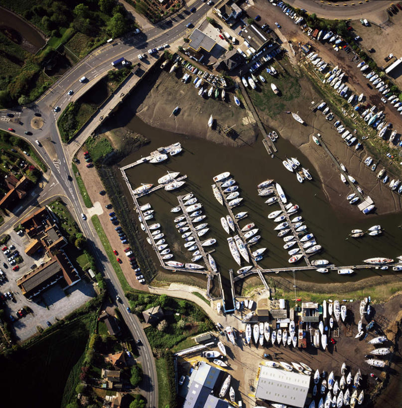 无人,家,码头,竖图,俯视,航拍,室外,白天,旅游,度假,草地,草坪,河流,水,植物,标志建筑,地标,港口,建筑,轮船,船,英国,欧洲,停靠,阴影,朦胧,模糊,光线,影子,房屋,屋子,河水,水流,建筑群,娱乐,建设,楼房,英格兰,住宅,草,树,树木,排列,绿色,阳光,自然,交通工具,享受,休闲,旅游胜地,放松,生长,成长,西欧,鸟瞰,停泊,载具,大不列颠,大不列颠及北爱尔兰联合王国,大不列颠联合王国,日不落英帝国,摆列,英吉利,萨福克,萨福克郡,彩图,高角度拍摄,房子,摆渡口,埠头,渡口,渡头,港湾,海港,货运码头,口岸,商港,布列,分列