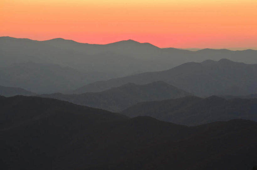 无人,横图,俯视,航拍,室外,白天,旅游,度假,美景,日落,山,山脉,雾,美国,朦胧,模糊,景观,山峰,晚霞,霞光,落日,山峦,娱乐,自然,黄昏,群山,享受,休闲,景色,彩霞,放松,连绵,迷雾,北美,北美洲,绵延,鸟瞰,自然风光,美洲,田纳西州,北亚美利加洲,亚美利加洲,田纳西,志愿之州,大烟山国家公园,联贯,夕照,大雾,夕阳,彩图,高角度拍摄,连缀,斜阳
