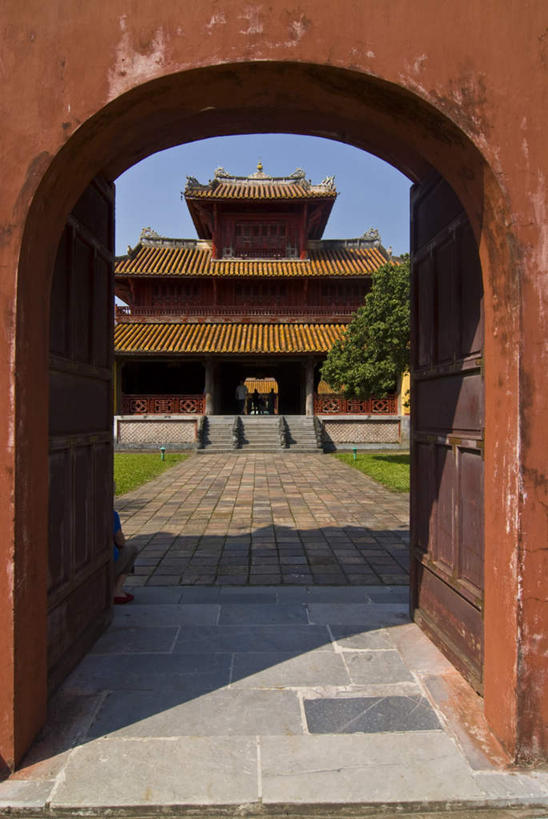 无人,寺庙,竖图,室外,白天,正面,旅游,度假,草地,草坪,名胜古迹,植物,门,标志建筑,地标,建筑,越南,亚洲,阴影,节日,遗迹,光线,瓦片,影子,墙,屋顶,拱门,顶棚,瓦,古迹,文化,文物,娱乐,建设,古建筑,墙壁,墙面,草,树,树木,蓝色,绿色,蓝天,天空,阳光,自然,门框,庙宇,天,祈祷,享受,休闲,健康,旅游胜地,放松,许愿,宗教,建造,东南亚,佛教,信仰,生长,晴朗,成长,纪念,祈求,古文明,屋瓦,万里无云,越南社会主义共和国,省会,释教,承天顺化省,平治天省,平安,晴空,晴空万里,彩图,庙,寺,顺化