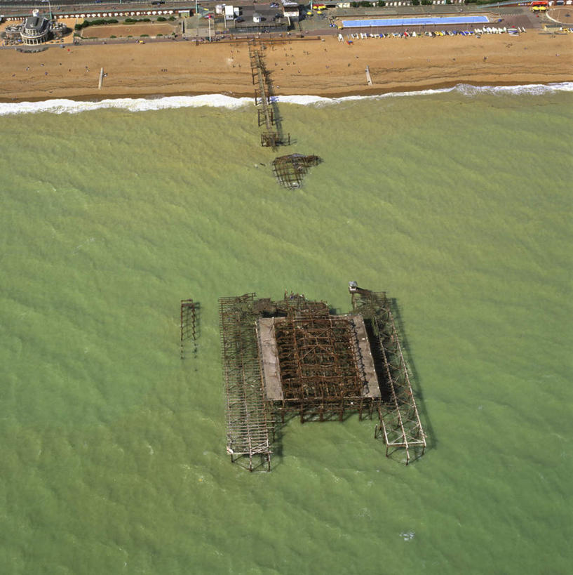 无人,家,码头,竖图,俯视,航拍,室外,白天,旅游,度假,沙滩,标志建筑,地标,港口,建筑,英国,欧洲,废弃,阴影,光线,沙子,影子,房屋,屋子,海岸,沙地,娱乐,建设,楼房,英格兰,住宅,阳光,享受,休闲,旅游胜地,放松,西欧,鸟瞰,大不列颠,大不列颠及北爱尔兰联合王国,大不列颠联合王国,日不落英帝国,废除,苏塞克斯,英吉利,布莱顿,海滩,彩图,高角度拍摄,房子,摆渡口,埠头,渡口,渡头,港湾,海港,货运码头,口岸,商港