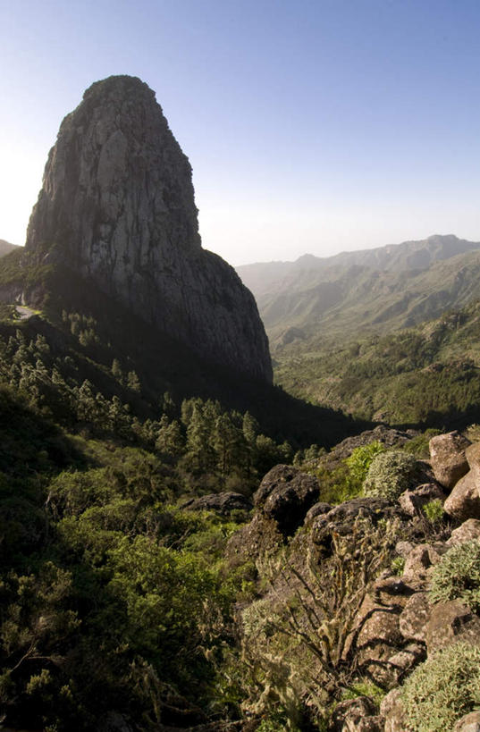 无人,竖图,室外,白天,正面,旅游,度假,草地,草坪,石头,美景,山,山脉,植物,西班牙,欧洲,阴影,光线,石子,影子,景观,山顶,山峰,山峦,娱乐,草,树,树木,蓝色,绿色,蓝天,天空,阳光,自然,群山,天,享受,休闲,景色,放松,生长,晴朗,成长,加纳利群岛,南欧,自然风光,加那利群岛,沉积岩,万里无云,西班牙王国,颠峰,极峰,水成岩,戈梅拉岛,石块,岩石,晴空,晴空万里,彩图
