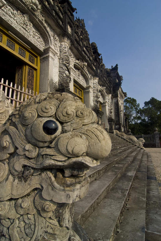 无人,竖图,室外,白天,仰视,旅游,度假,石头,名胜古迹,植物,楼梯,标志建筑,地标,建筑,雕塑,越南,亚洲,阴影,遗迹,艺术,装饰,光线,雕刻,雕像,石子,影子,阶梯,墙,古迹,文物,娱乐,建设,古建筑,石雕,墙壁,墙面,台阶,树,树木,蓝色,绿色,蓝天,天空,阳光,自然,工艺品,天,享受,休闲,墓地,旅游胜地,放松,东南亚,生长,晴朗,成长,纪念,美术,坟墓,陵墓,主题,陈列,坟场,古文明,万里无云,越南社会主义共和国,省会,功能,美学,承天顺化省,平治天省,嗣德皇陵,石块,岩石,晴空,晴空万里,彩图,低角度拍摄,顺化