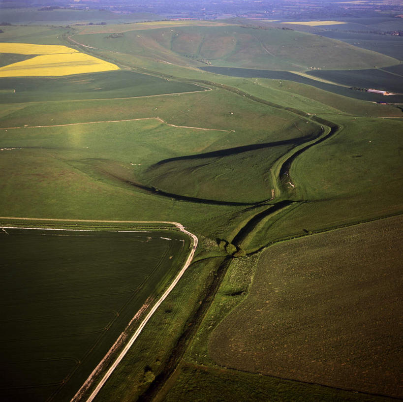 无人,农田,横图,俯视,航拍,室外,白天,旅游,度假,庄稼,农作物,石头,美景,山,山脉,道路,路,英国,欧洲,阴影,光线,石子,影子,景观,山顶,山峰,小路,交通,山峦,娱乐,阳光,自然,群山,享受,休闲,景色,放松,乡间小路,西欧,鸟瞰,自然风光,大不列颠,沉积岩,大不列颠及北爱尔兰联合王国,大不列颠联合王国,日不落英帝国,颠峰,极峰,威尔特郡,水成岩,石块,岩石,彩图,高角度拍摄,耕地,庄稼田