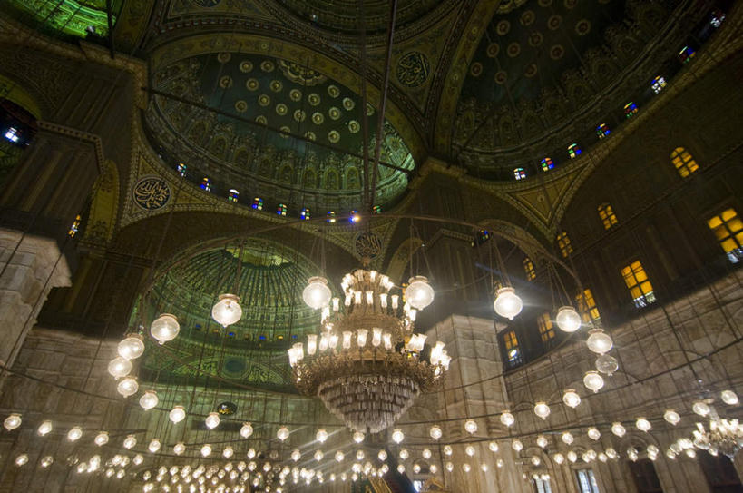 无人,横图,室内,夜晚,仰视,旅游,度假,窗户,标志建筑,城市,地标,建筑,照明,非洲,埃及,开罗,阴影,节日,光线,影子,墙,灯光,首都,文化,娱乐,建设,吊灯,玻璃窗,墙壁,墙面,灯,灯具,祈祷,享受,休闲,健康,旅游胜地,放松,许愿,宗教,信仰,纪念,祈求,照亮,伊斯兰教,古埃及,照明设备,清真寺,北非,首府,阿拉伯埃及共和国,金字塔之国,棉花之国,阿非利加洲,开罗省,彩绘玻璃,彩色玻璃,教堂玻璃,艺术玻璃,平安,彩图,低角度拍摄