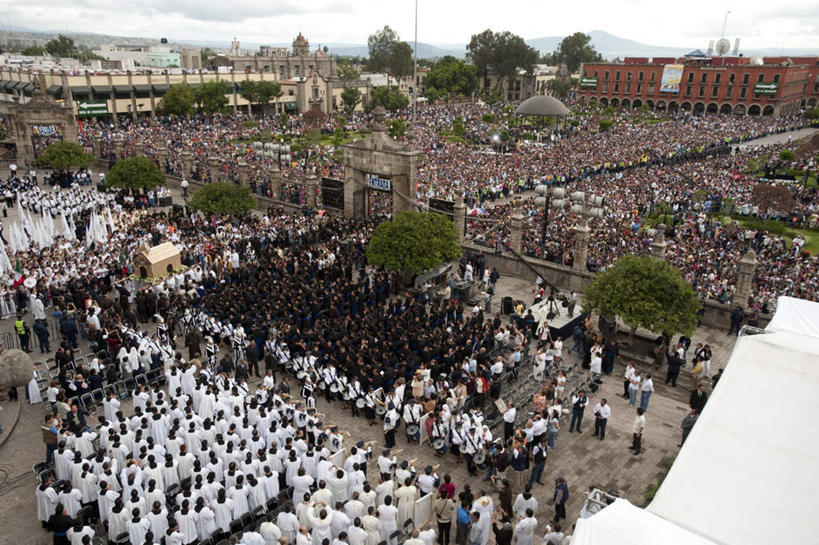 西方人,牧师,传教士,家,站,横图,俯视,室外,白天,民族服装,度假,美景,植物,城市风光,城市,墨西哥,欧洲,欧洲人,行人,游客,游人,阴影,服装,光线,长袍,影子,房屋,屋子,景观,许多人,注视,休闲装,娱乐,楼房,路人,旅客,住宅,树,树木,衣服,绿色,阳光,自然,观察,看,站着,一群人,享受,休闲,休闲服,景色,放松,服饰,生长,成长,观看,察看,北美,北美洲,关注,美洲,北亚美利加洲,亚美利加洲,墨西哥合众国,仙人掌王国,哈利斯科,哈利斯科州,过客,男人,男性,女人,女性,中年男性,中年女性,白种人,传道者,祭司,教士,神甫,神父,站立,半身,彩图,高角度拍摄,传统服装,民俗服,房子