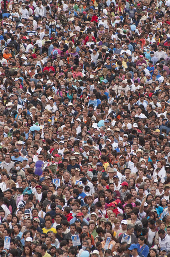 西方人,走,竖图,俯视,航拍,室外,白天,旅游,度假,标志建筑,地标,建筑,墨西哥,欧洲,欧洲人,阴影,节日,光线,影子,许多人,文化,娱乐,建设,祈祷,一群人,享受,休闲,健康,旅游胜地,放松,许愿,宗教,信仰,纪念,祈求,北美,北美洲,鸟瞰,美洲,北亚美利加洲,亚美利加洲,墨西哥合众国,仙人掌王国,哈利斯科,哈利斯科州,平安,男人,男性,年轻男性,年轻女性,女人,女性,白种人,步行,散步,走路,半身,彩图,高角度拍摄