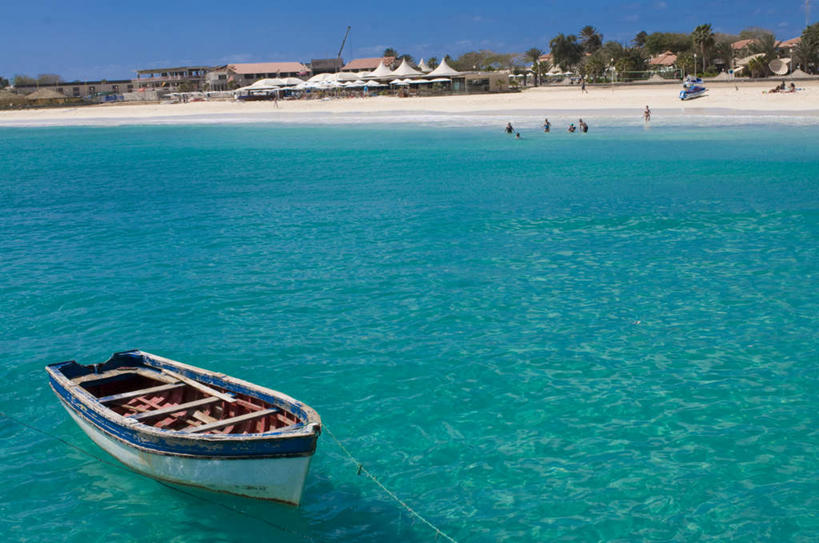 西方人,家,走,横图,俯视,航拍,室外,白天,旅游,度假,美景,沙滩,船,欧洲,非洲,佛得角,黑人,欧洲人,阴影,光线,沙子,影子,房屋,屋子,海岸,景观,云,云朵,木船,沙地,许多人,云彩,娱乐,楼房,住宅,蓝色,白云,蓝天,天空,阳光,自然,交通工具,天,一群人,享受,休闲,旅游胜地,景色,放松,舟,鸟瞰,自然风光,载具,阿非利加洲,佛得角共和国,圣地亚哥岛,男人,男性,年轻男性,年轻女性,女人,女性,非洲人,海滩,步行,散步,走路,彩图,高角度拍摄,全身,房子