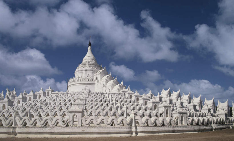 无人,寺庙,横图,室外,白天,仰视,旅游,度假,标志建筑,地标,建筑,缅甸,亚洲,一排,阴影,节日,朦胧,模糊,整齐,光线,影子,云,云朵,塔,燃烧,云彩,文化,娱乐,建设,排列,蓝色,白色,白云,蓝天,天空,阳光,香火,庙宇,天,祈祷,享受,休闲,健康,旅游胜地,放松,许愿,宗教,东南亚,信仰,晴朗,纪念,祈求,队列,缅甸联邦,曼德勒省,平安,晴空,彩图,低角度拍摄,庙,寺