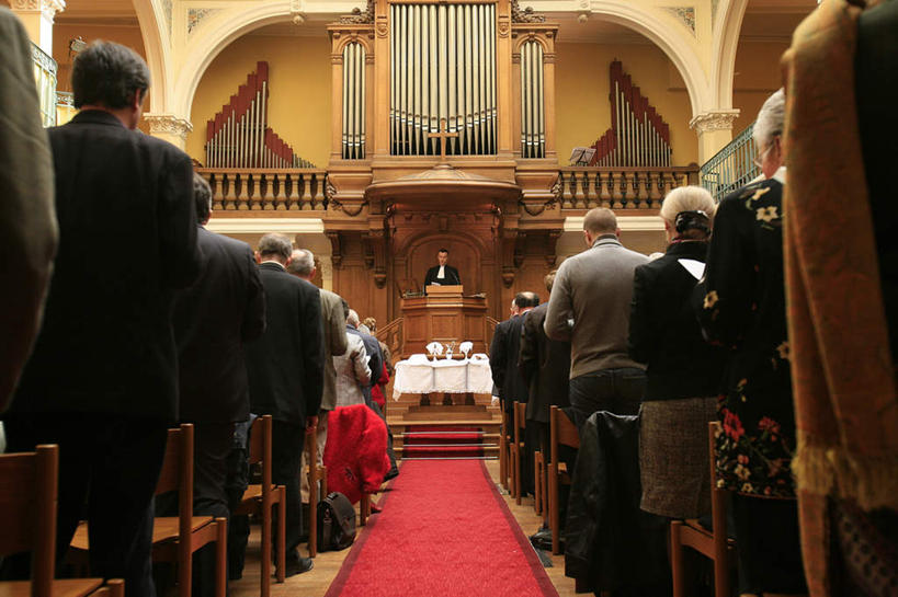 西方人,教堂,栏杆,站,横图,室内,白天,仰视,衬衫,西装,旅游,度假,键盘,地毯,桌子,标志建筑,地标,建筑,椅子,法国,巴黎,欧洲,欧洲人,一排,行人,游客,游人,阴影,套装,服装,正装,节日,朦胧,模糊,整齐,装饰,编织,光线,布料,影子,手工艺品,办公桌,木椅,围栏,乐器,织物,首都,许多人,布纹,休闲装,职业装,文化,娱乐,建设,护栏,路人,旅客,桌布,排列,衣服,红色,白色,餐巾,工艺品,台布,祈祷,站着,一群人,享受,休闲,健康,休闲服,旅游胜地,放松,许愿,宗教,服饰,信仰,纪念,华丽,修饰,祈求,点缀,键盘乐器,队列,风琴,信念,法兰西共和国,衬托,美观,雅致,雅观,法兰西第五共和国,过客,平安,男人,男性,中年男性,白种人,站立,半身,彩图,低角度拍摄,衬衣,大教堂,礼拜堂