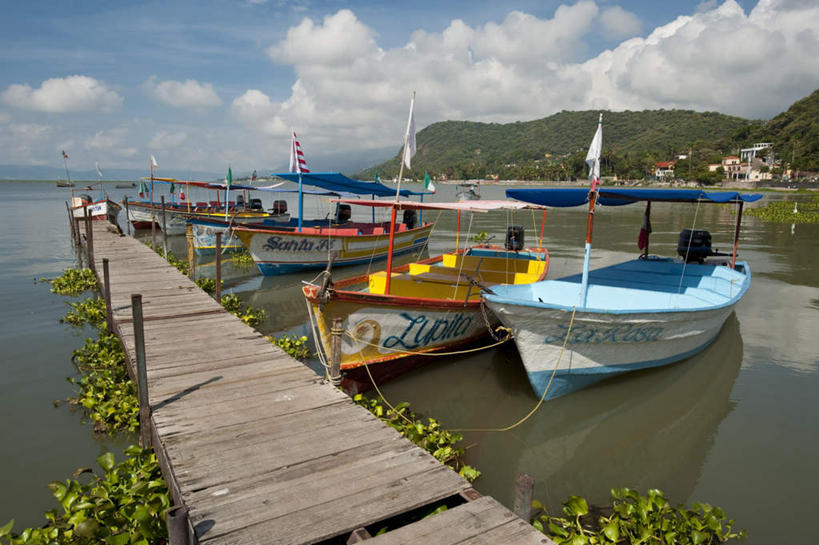 无人,家,横图,室外,白天,正面,旅游,度假,湖,湖泊,山,山脉,树林,水,植物,船,墨西哥,一排,阴影,波纹,朦胧,模糊,整齐,光线,木板,影子,房屋,屋子,湖面,山峰,水流,水面,云,云朵,桥,木船,木桥,涟漪,山峦,云彩,娱乐,楼房,住宅,栈桥,树,树木,排列,蓝色,绿色,白云,倒影,蓝天,水纹,天空,阳光,自然,交通工具,波浪,湖水,群山,天,享受,休闲,放松,生长,晴朗,成长,人行桥,木板桥,倒映,北美,舟,北美洲,队列,载具,美洲,水晕,北亚美利加洲,亚美利加洲,墨西哥合众国,仙人掌王国,哈利斯科,哈利斯科州,反照,晴空,彩图,房子