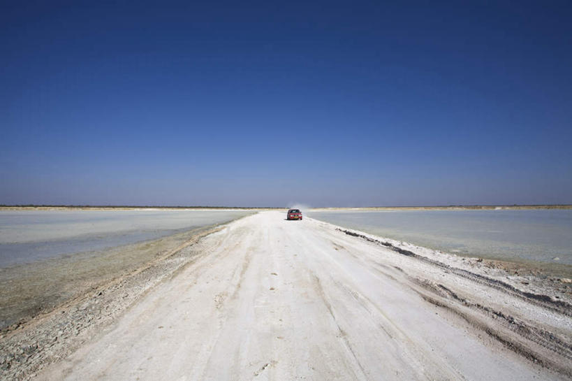 无人,公园,横图,室外,白天,正面,旅游,度假,美景,沙滩,道路,路,汽车,非洲,纳米比亚,一辆,阴影,光线,沙子,影子,地平线,海岸,景观,小路,辽阔,地面,交通,沙地,娱乐,车,蓝色,蓝天,天空,阳光,自然,交通工具,轿车,天,享受,休闲,广阔,景色,放松,晴朗,一望无际,国家公园,自然风光,载具,延伸,万里无云,天地相交,埃托沙公园,埃托沙国家公园,纳米比亚共和国,无边无际,一马平川,海滩,晴空,晴空万里,彩图