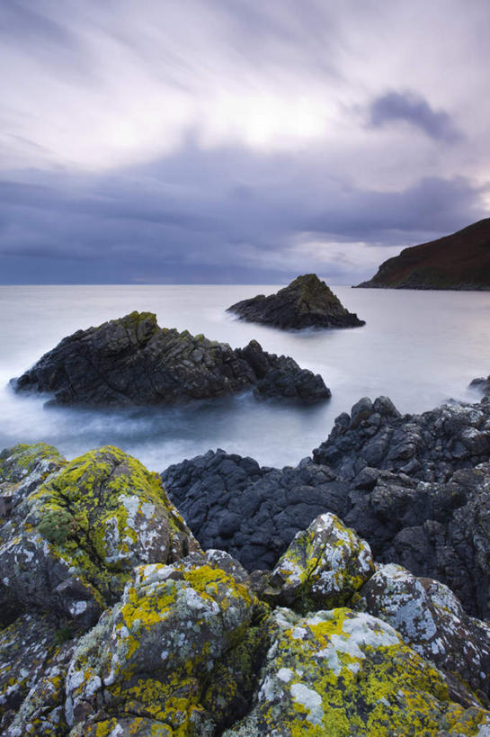 无人,竖图,室外,白天,正面,旅游,度假,湖,湖泊,石头,美景,山,山脉,水,爱尔兰,欧洲,阴影,波纹,光线,石子,影子,湖面,景观,山峰,水流,水面,云,云朵,青苔,苔藓,涟漪,山峦,云彩,娱乐,蓝色,白云,蓝天,水纹,天空,阳光,自然,波浪,湖水,群山,天,享受,休闲,景色,放松,晴朗,西欧,自然风光,爱尔兰共和国,水晕,阿尔斯特,阿尔斯特省,阿洛斯特,安特里姆郡,安特里姆区,石块,岩石,晴空,彩图