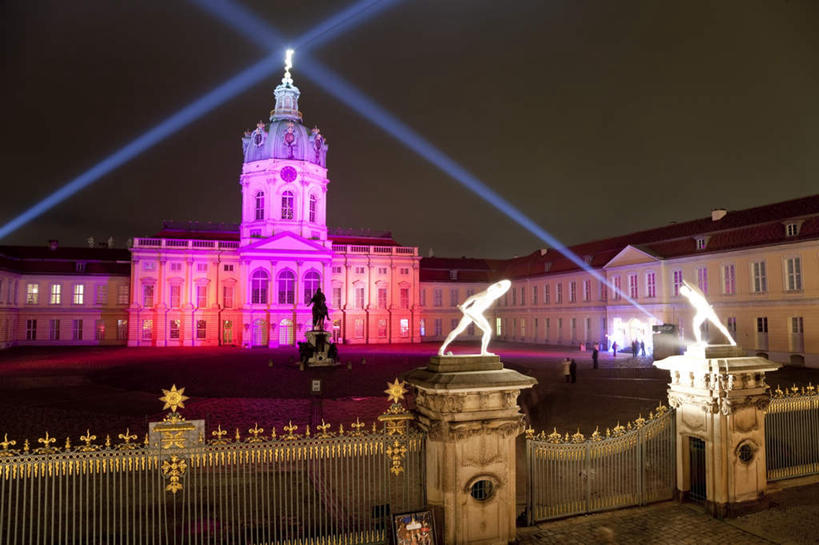 无人,横图,室外,夜晚,仰视,旅游,度假,标志建筑,地标,建筑,照明,雕塑,德国,欧洲,圣诞节,一排,节日,朦胧,模糊,庆祝,艺术,整齐,装饰,雕刻,雕像,柱子,堡垒,城堡,灯光,首都,文化,娱乐,建设,柏林,灯,排列,工艺品,灯具,庆典,享受,休闲,旅游胜地,放松,纪念,聚光灯,照亮,美术,照明设备,西欧,要塞,队列,主题,陈列,德意志联邦共和国,功能,美学,柏林州,设防,夏洛腾堡宫,夏洛滕堡宫,彩图,低角度拍摄