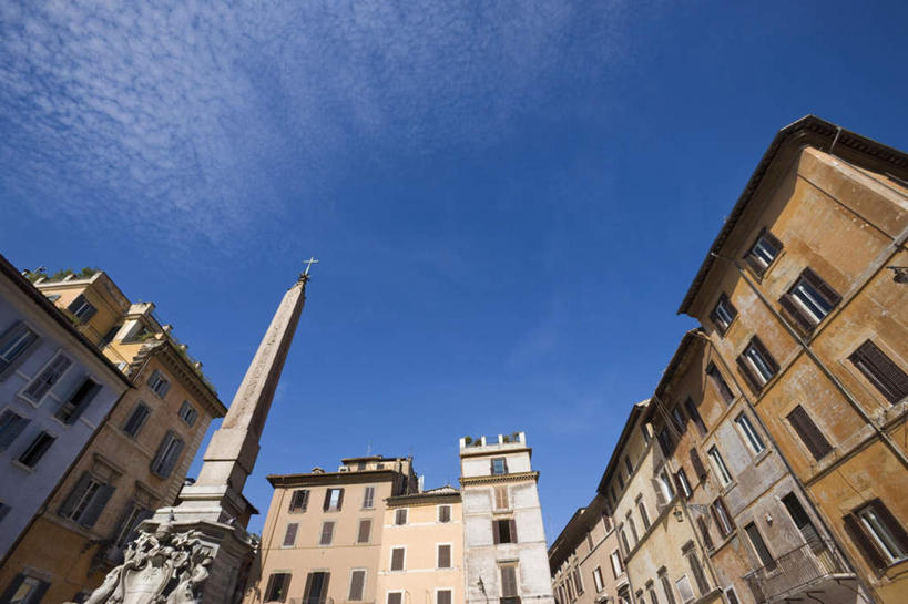 无人,家,横图,室外,白天,仰视,旅游,度假,窗户,标志建筑,地标,建筑,意大利,欧洲,罗马,一排,阴影,整齐,光线,影子,房屋,屋子,云,云朵,公寓,塔,首都,云彩,娱乐,建设,洋房,楼房,玻璃窗,住宅,排列,蓝色,白云,蓝天,天空,阳光,天,享受,休闲,旅游胜地,放松,晴朗,队列,南欧,意大利共和国,纳沃纳广场,四河喷泉,晴空,彩图,低角度拍摄,房子