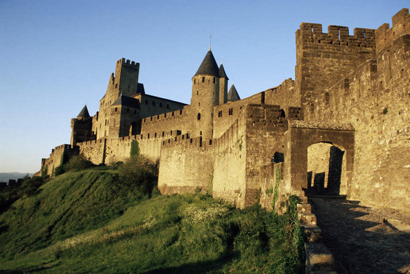 无人,横图,室外,白天,正面,旅游,度假,草地,草坪,山,山脉,植物,楼梯,门,标志建筑,地标,建筑,法国,欧洲,阴影,光线,影子,堡垒,城堡,阶梯,墙,屋顶,山峰,尖顶,山峦,顶棚,娱乐,建设,墙壁,墙面,台阶,草,蓝色,绿色,蓝天,天空,阳光,自然,门框,群山,天,享受,休闲,旅游胜地,放松,晴朗,要塞,万里无云,法兰西共和国,卡尔卡松,法兰西第五共和国,朗格多克.鲁西永,设防,晴空,晴空万里,彩图