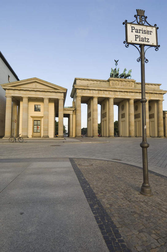 无人,广场,竖图,室外,白天,仰视,旅游,度假,门,标志建筑,地标,建筑,指示牌,德国,欧洲,许多,阴影,光线,英文,标志,文字,影子,柱子,字符,字母,首都,很多,娱乐,标识,建设,柏林,勃兰登堡门,石柱,蓝色,蓝天,天空,阳光,门框,天,享受,休闲,旅游胜地,放松,晴朗,英文字母,西欧,万里无云,德意志联邦共和国,柏林州,晴空,晴空万里,彩图,低角度拍摄