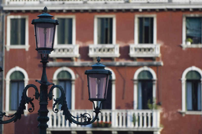 无人,家,露台,横图,室外,白天,仰视,度假,美景,植物,窗户,城市风光,城市,照明,意大利,欧洲,威尼斯,阴影,光线,壁灯,盆栽,影子,房屋,屋子,景观,公寓,灯光,盆景,娱乐,洋房,楼房,玻璃窗,住宅,灯,绿色,阳光,自然,灯具,享受,休闲,景色,放松,生长,成长,照亮,照明设备,南欧,意大利共和国,彩图,低角度拍摄,房子,晒台,天台,眺望台