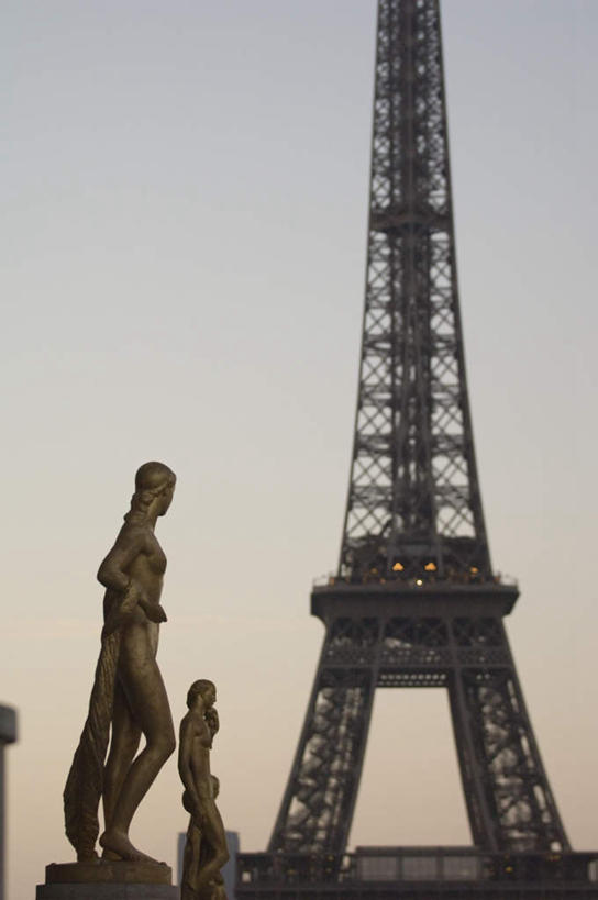 无人,竖图,室外,白天,仰视,旅游,度假,日出,太阳,标志建筑,地标,建筑,照明,雕塑,法国,巴黎,欧洲,阴影,艺术,装饰,光线,壁灯,雕刻,雕像,影子,灯光,朝霞,晨曦,黎明,埃菲尔铁塔,首都,娱乐,建设,灯,阳光,工艺品,灯具,享受,休闲,旅游胜地,放松,纪念,照亮,美术,照明设备,主题,陈列,法兰西共和国,三座,功能,美学,法兰西第五共和国,朝阳,彩图,低角度拍摄,破晓