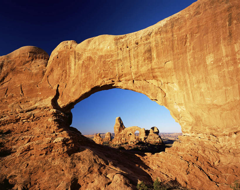 无人,公园,横图,室外,白天,正面,日出,石头,美景,山,山脉,太阳,美国,阴影,光线,石子,影子,景观,山峰,悬崖,拱门,朝霞,晨曦,黎明,山峦,阳光,自然,群山,陡峭,景色,怪异,北美,北美洲,国家公园,犹他州,奇怪,自然风光,神奇,美洲,奇幻,奇特,拱门国家公园,拱石国家公园,北亚美利加洲,亚美利加洲,犹他,蜂窝之州,蜂房州,绝壁,笔陡,峻峭,古怪,奇异,石块,岩石,朝阳,彩图,破晓